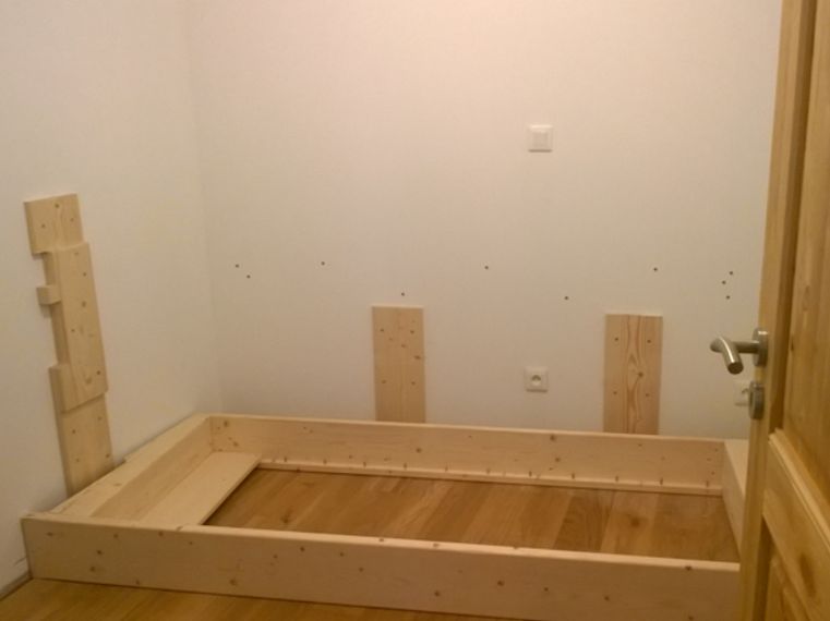 Les montants sont tous fixés au mur (en placo), avec de nombreuses chevilles
