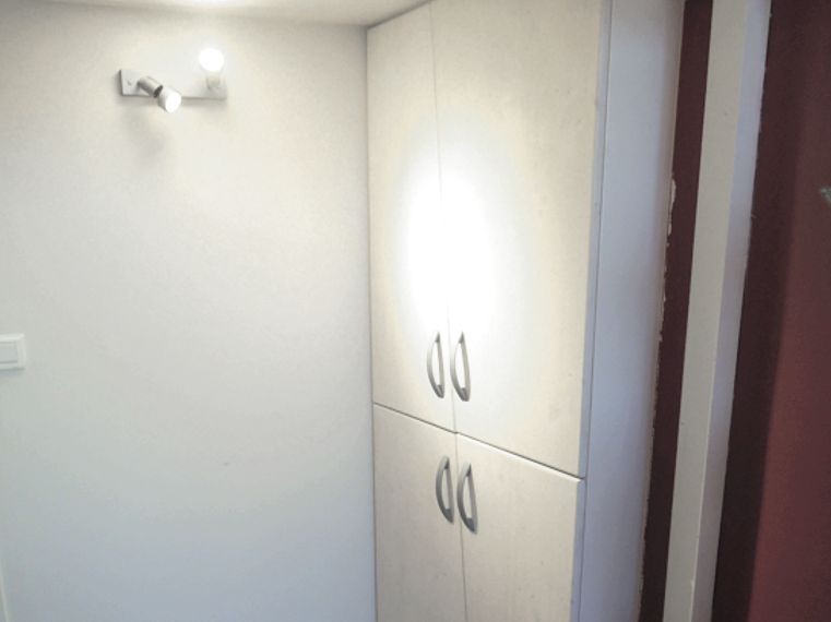 Armoire originale intégrée dans un petit renfoncement