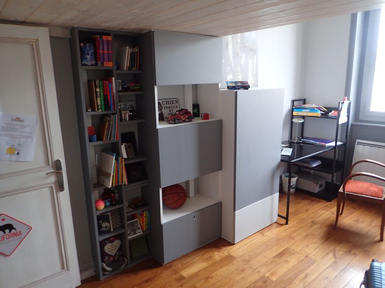 Une petite armoire-bibliothèque très adaptée en bois massif
