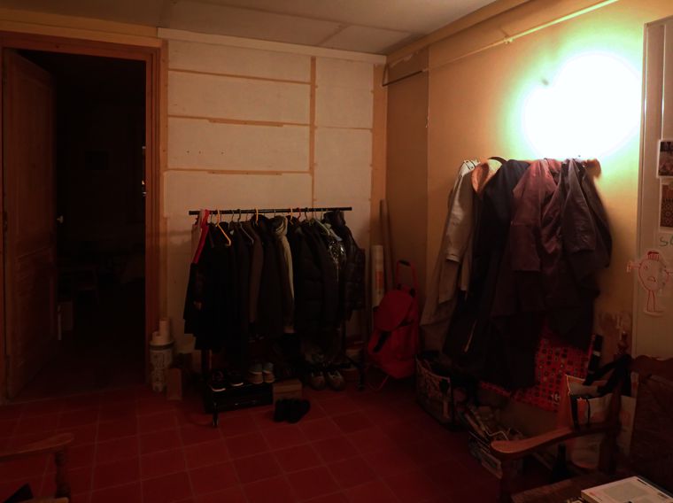 L’entrée de l’appartement après la rénovation du carrelage.