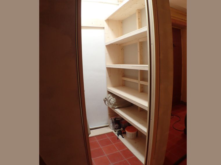 Vue de l’intérieur, la partie droite avec ses multiples tablettes