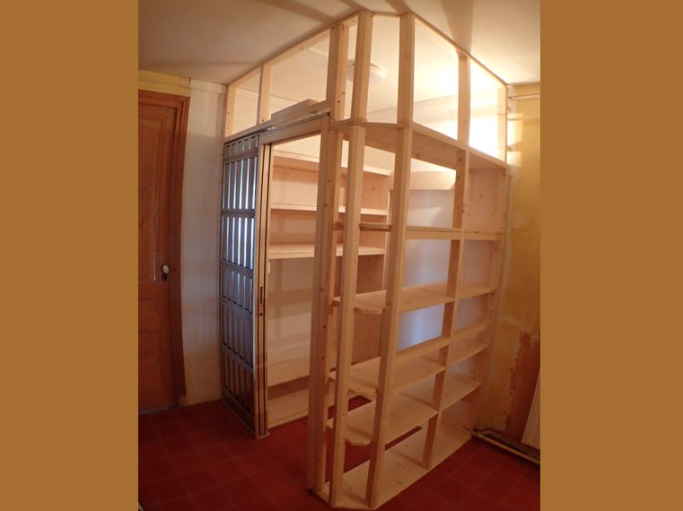 L’ossature bois montée et le caisson de la porte installé 