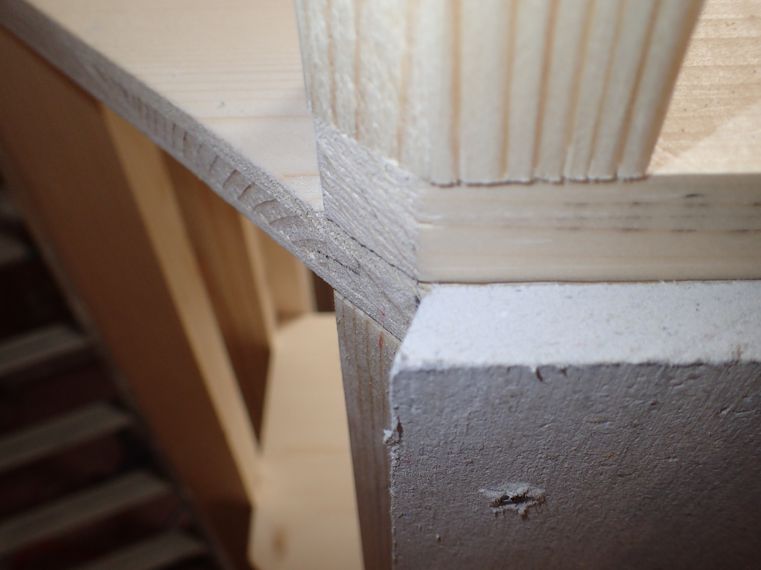 Zoom sur la coupe d’onglet des tasseaux et de la plaque pour le chanfrein