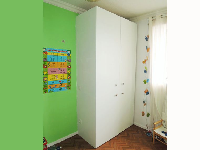 Une armoire de 1m20 x 2m40 minimaliste, jointée aux murs et à 2 portes toute hauteur