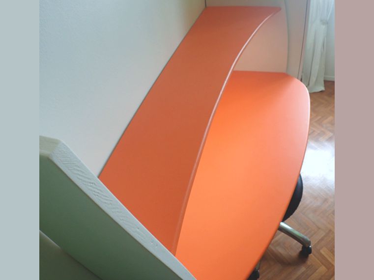 Bureau tout en courbes, mais des courbes dynamiques adaptées au caractère de l'enfant: typé speed!
