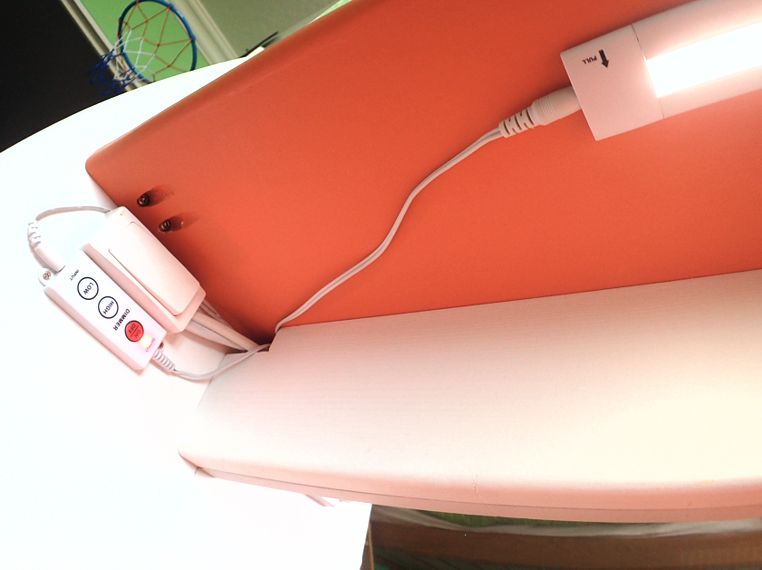 Toutes les commandes d'éclairages, armoire et barre de leds du bureau, sont rassemblés du côté de la porte pour l'ergonomie