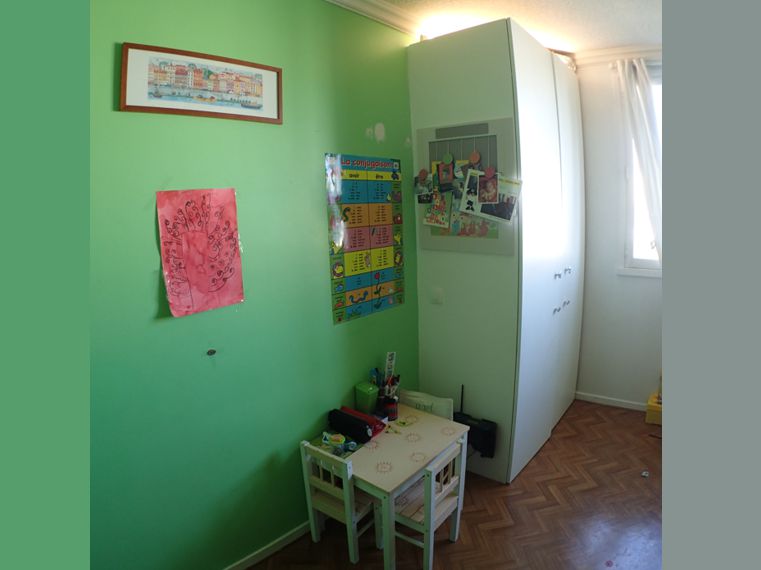 Quelques années plus tard, une réflexion sur un vrai bureau apparaît.