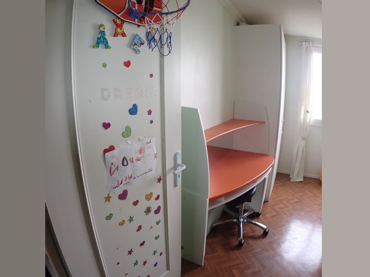 Et voilà! Un bureau original, fluide, léger et sympa! Et surtout n'entravant pas le passage, important pour des enfants qui bougent!