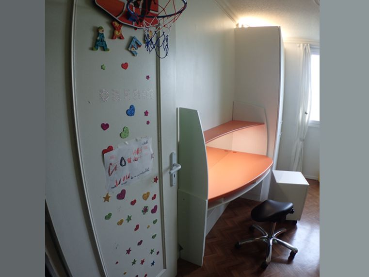 Lumière intégrée et petite servante sur roulette, servant de siège d'appoint, idéal pour faire ses devoirs avec papa-maman
