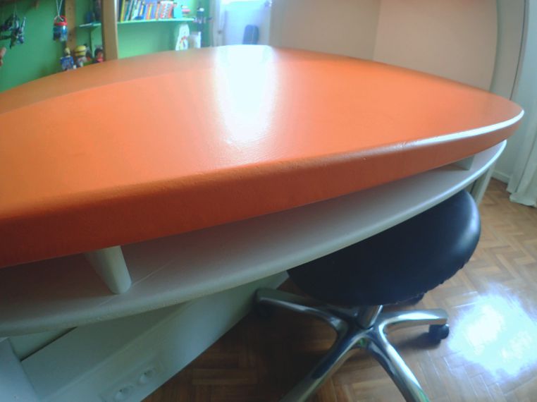 Plateau épais et très arrondi pour la douceur, dessous, une tablette courbée aussi et derrière: une tôle-miroir pour l'agrandir!