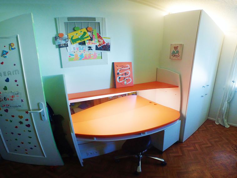 Armoire et bureau enfant intégrant de la lumière