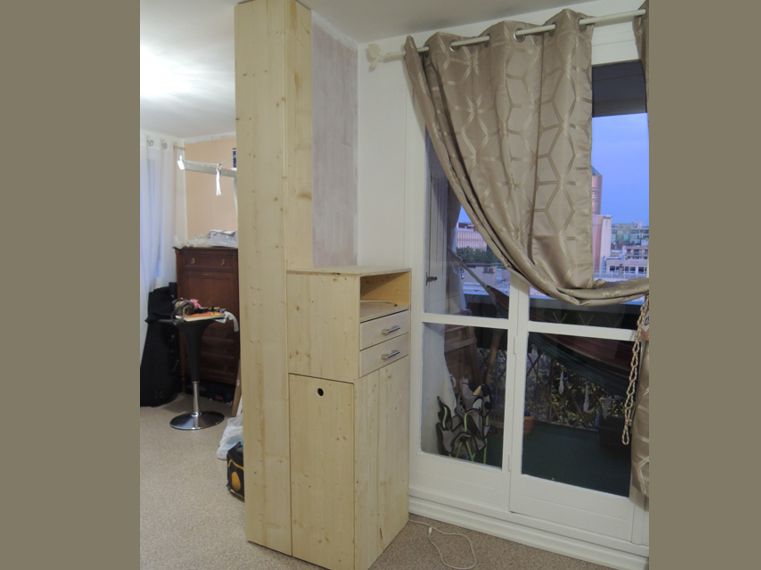 Le meuble avant peinture, on voit bien le prolongement de la cloison