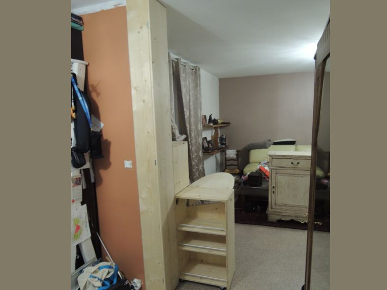 Avant peinture, avec la servante et la tablette ouvertes, un meuble en bois massif.