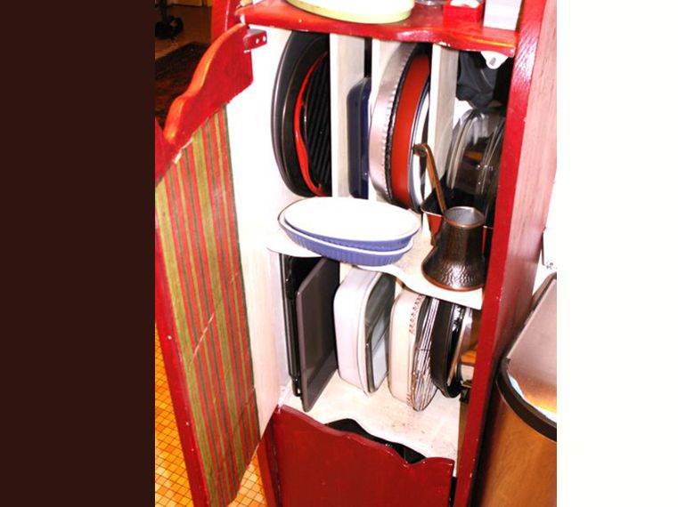 Astucieux, tous les plats sont rangés verticalement, c'est tellement plus pratique!