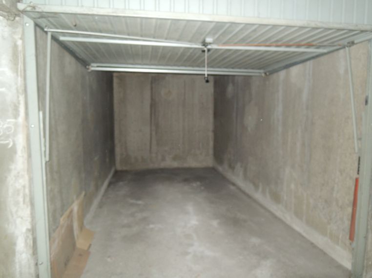 Le garage vide, la surface disponible est faible si on y gare une voiture