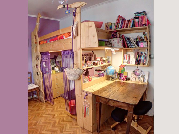 Un lit mezzanine reprenant un vieux bureau de famille, ici allumé...