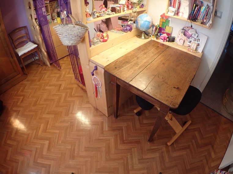 Le bureau, qui est de famille, a été agrandi sur deux côtés par des volumes de rangements.