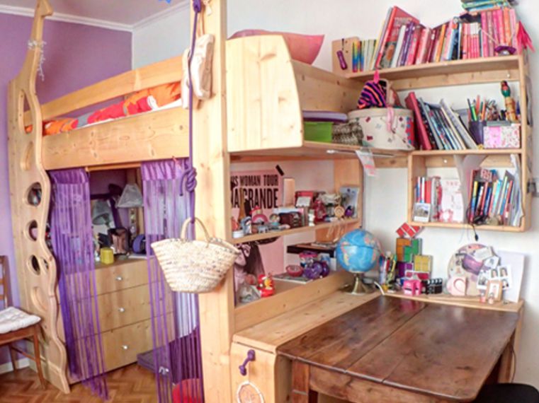 Lit mezzanine-bureau-commode en bois massif ayant une echelle typée escalade et naturelle (modèle déposé)