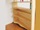 Une petite étagère toute en courbes douces sépare le volume sous le lit, du bureau.