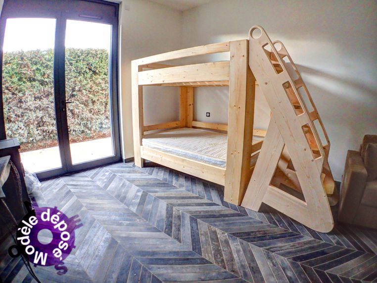 La forme de l'escabeau permet de le coller aux murs ou au lit pour qu'il n'y ait pas d'espace entre eux.