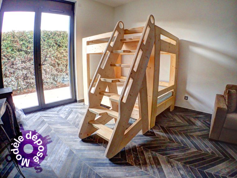 Les structures du lit et de l'escabeau sont suffisamment lourdes pour être stables sans fixation...