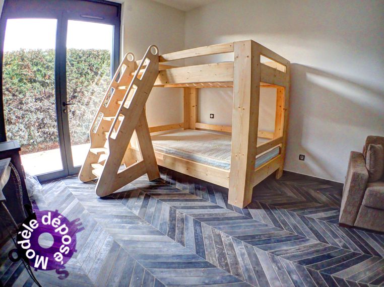 Le lit bas, n'ayant pas de garde-corps sur un côté peut servir de canapé. La hauteur avec matelas est adaptée.