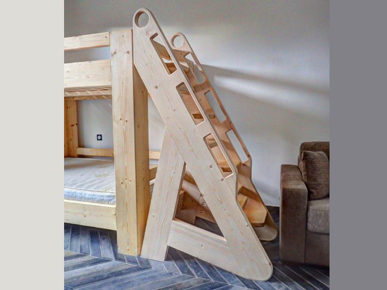 Les planches de l'escabeau sont les mêmes que celle du lit pour un aspect vraiment homogène et esthétique.