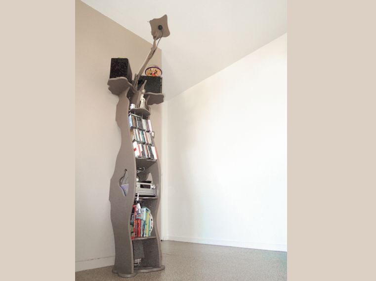 En appui sur le mur, aux formes douces, ce meuble gain de place a une vraie personnalité.