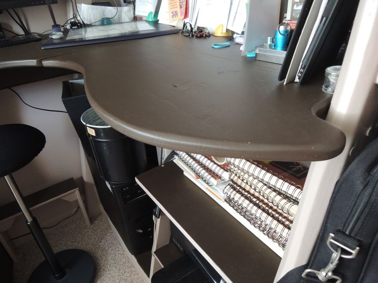 Une laque mate à l'eau de la gamme Horus, Guittet, met en valeur les courbes du bureau.