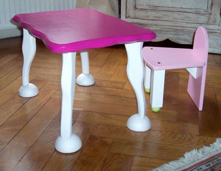 Aucune arrête vive mais des pieds ludiques et une couleur vive, ça éveille!