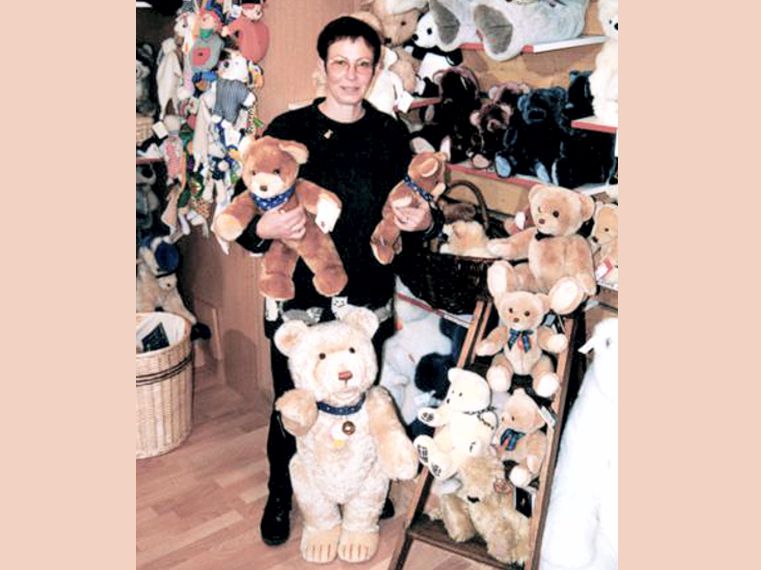 Mme Bailly au milieu de toutes ses peluches de collection!